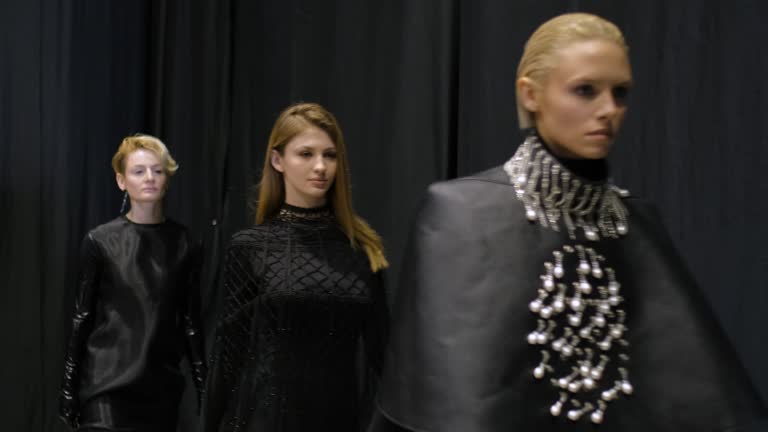 https://media.gettyimages.com/id/1338612954/video/several-female-models-walking-in-row-on-fashionable-luxury-vogue-show-runway.jpg?b=1&s=640x640&k=20&c=p5uBV2lSBK4E09Cefs3qzUNPUWvG0gYbj9lgVRirBV0=