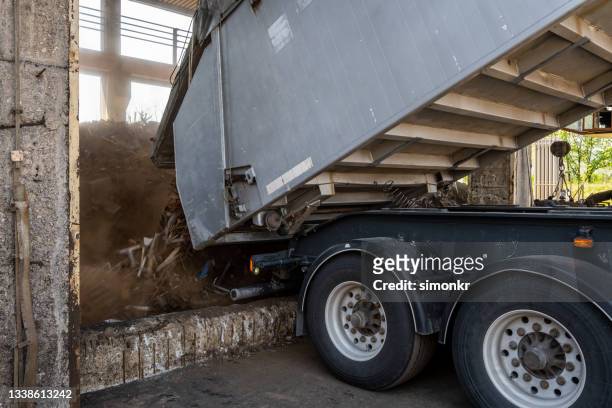 truck unloading scrap metal in scrap yard - scrap metal 個照片及圖片檔