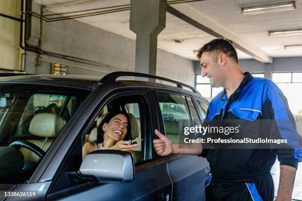 una joven se está apoderando de las llaves de un automóvil después del servicio. - técnica de imágenes fotografías e imágenes de stock