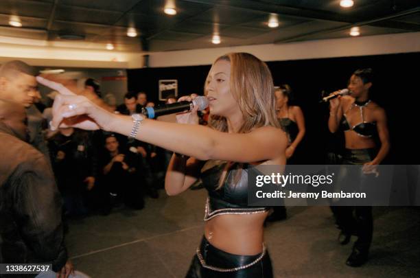 La chanteuse Beyonce lors d'un concert du groupe Destiny’s Child à la FNAC à Paris. Le groupe vient de recevoir un disque d’or.