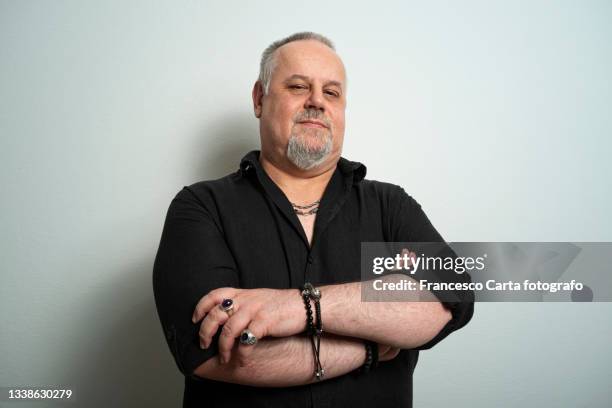 portrait of sneering adult man - chubby foto e immagini stock