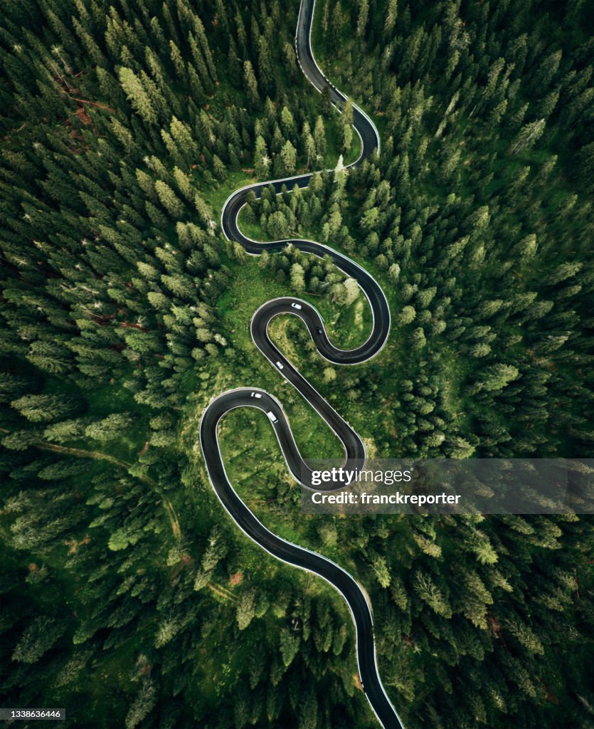 Kurvenreiche Straße in den Dolomiten