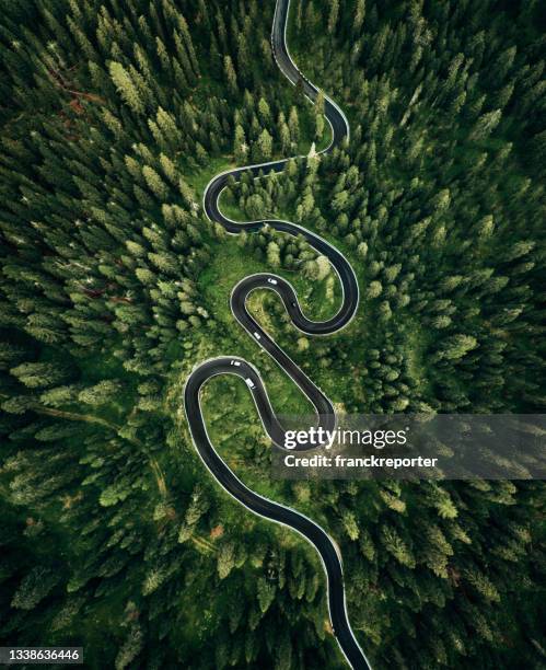 kurvenreiche straße in den dolomiten - top view stock-fotos und bilder