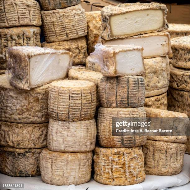 typical cheese from the island of mallorca for sale in the market. - käselaib stock-fotos und bilder