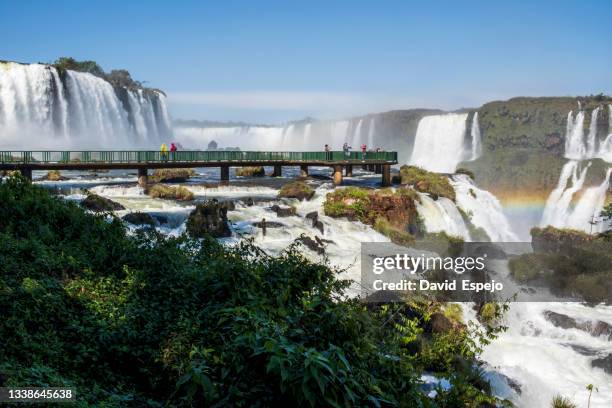 beautiful view of the garganta del diablo viewpoint with the rainbow at the iguazu falls. - foz do iguacu photos et images de collection