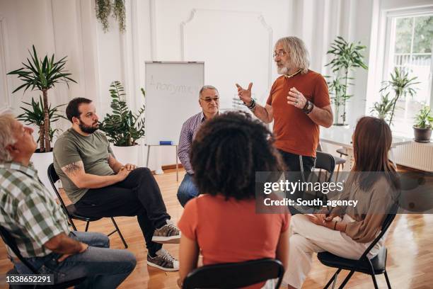 mann spricht bei selbsthilfegruppentherapie - anonyme alkoholiker stock-fotos und bilder