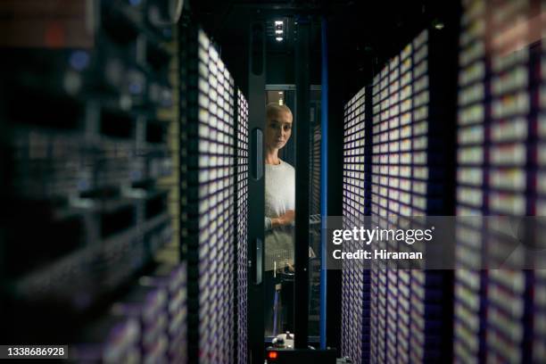 aufnahme einer jungen ingenieurin, die in einem serverraum arbeitet - database stock-fotos und bilder