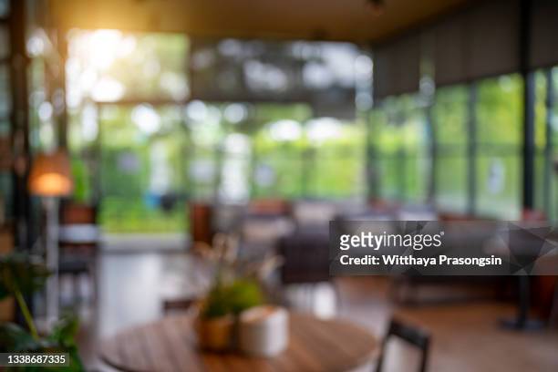 abstract blur interior coffee shop or cafe for background - unscharf gestellt stock-fotos und bilder