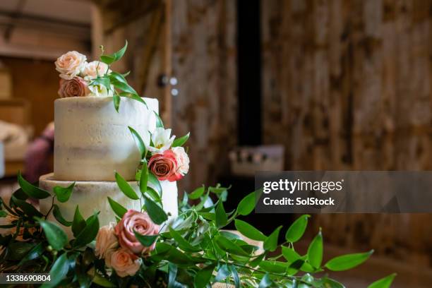 beautiful wedding cake - bruidstaart stockfoto's en -beelden
