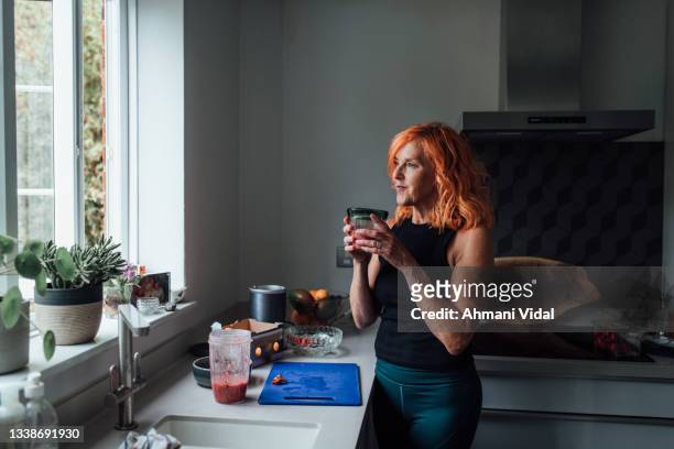 pilates instructor preparing a smoothie - senior colored hair stock pictures, royalty-free photos & images