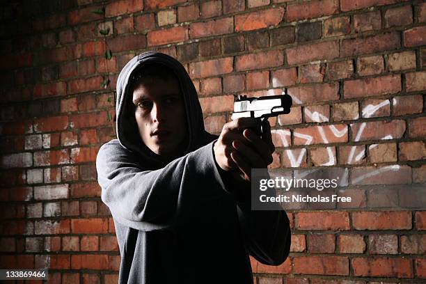 joven pistola criminal - armed robbery fotografías e imágenes de stock