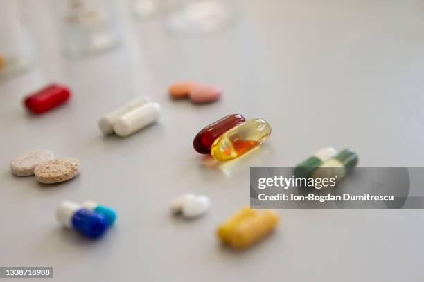 lookalike pills pairs - side view - pharmaceutical compounding stock pictures, royalty-free photos & images