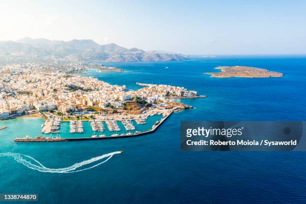 agios nikolaos seaside resort town, crete, greece - ägäisches meer stock-fotos und bilder