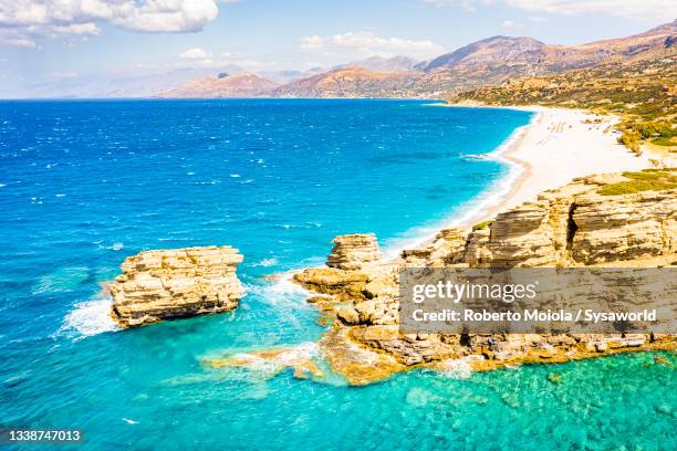 cliffs and fine sand beach by crystal sea, crete, greece - crete rethymnon stock pictures, royalty-free photos & images