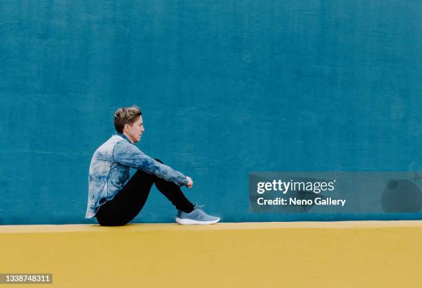 athlete woman resting on a wall - wall sit exercise stock pictures, royalty-free photos & images