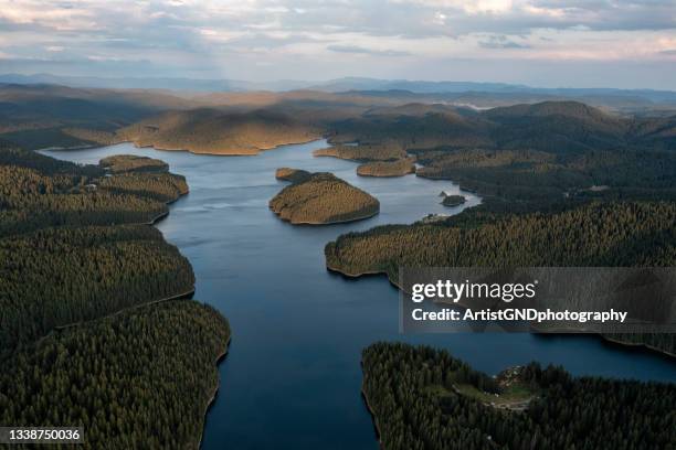 foto drone do lindo lago nas montanhas. - preservação da fauna selvagem - fotografias e filmes do acervo
