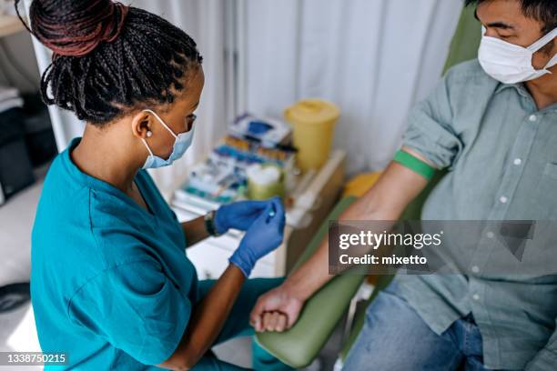 krankenschwester bereitet patienten auf eine blutanalyse vor - preparing drug in hospital nurse stock-fotos und bilder