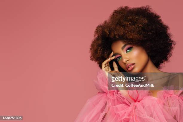 beautiful afro woman with bright make-up - pink dress stockfoto's en -beelden