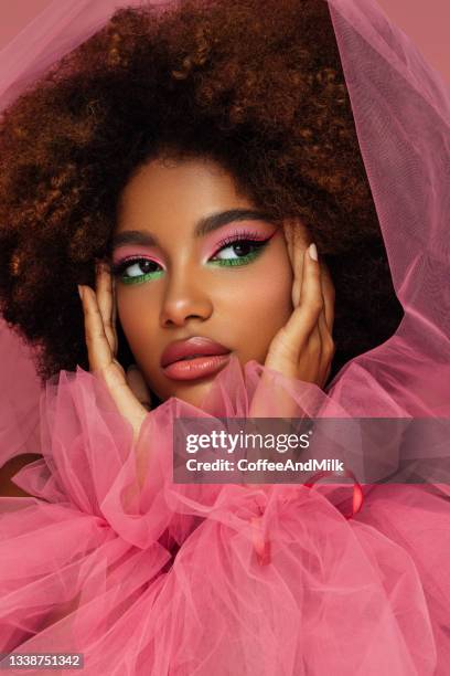 beautiful afro woman with bright make-up - pretty in pink imagens e fotografias de stock