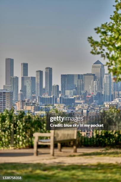 the city skyscrapers of canary wharf, london - greenwich park london stock pictures, royalty-free photos & images