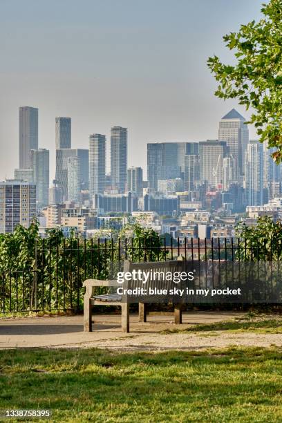 the city skyscrapers of canary wharf, london - greenwich park london stock pictures, royalty-free photos & images