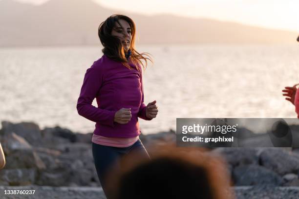 woman doing a dynamic exercise outdoors - skip stockfoto's en -beelden