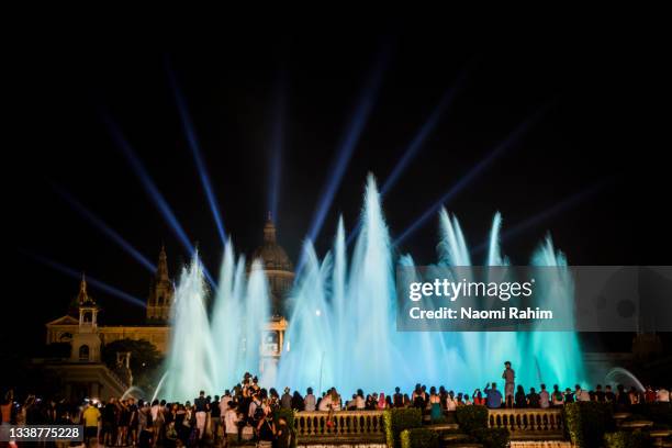 magic fountain of montjuïc dancing water fountain illuminated blue at night, barcelona, spain - montjuic 個照片及圖片檔