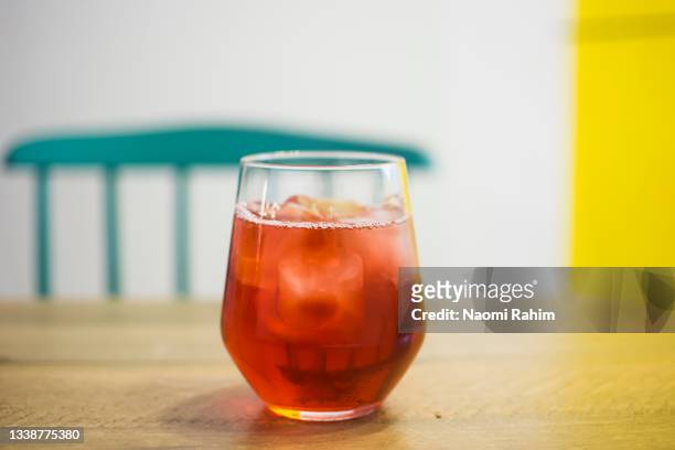 sangria served with ice in a tumbler glass, bright funky interior - bowle stock-fotos und bilder