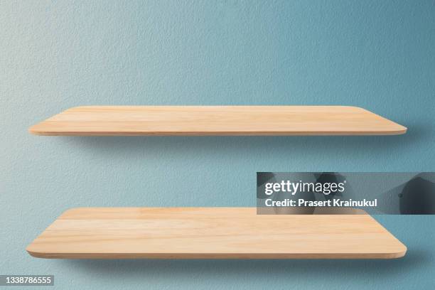 wood shelfs on blue pastel brick wall background - bookcase stockfoto's en -beelden