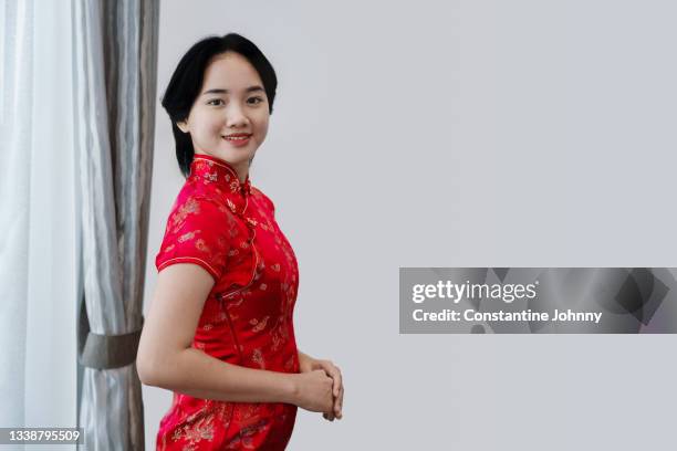 beautiful young asian chinese woman wearing cheongsam during chinese new year festival - the cheongsam stock-fotos und bilder