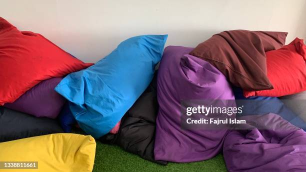 colorful bean bag chair - beanbag photos et images de collection