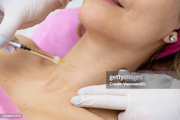 reife frau mit einem arzt kosmetiker in schönheitsklinik - dekolleté stock-fotos und bilder