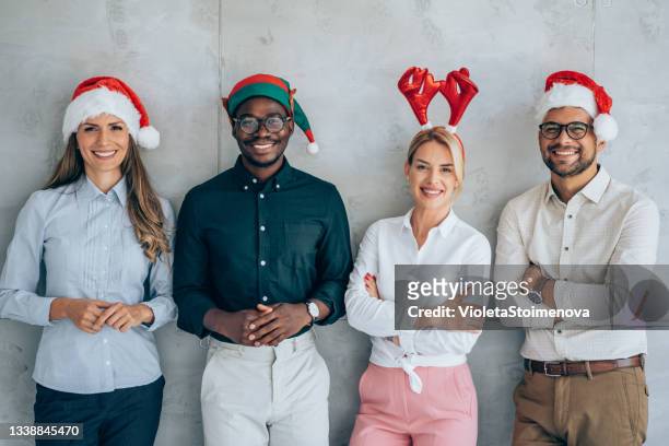 fröhliches business-team während der weihnachtsfeier im büro. - christmas party office stock-fotos und bilder