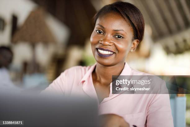 glückliche schwarze geschäftsfrau, die in die kamera schaut. - tansania stock-fotos und bilder