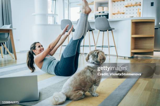 sporty woman exercising at home. - sit ups stockfoto's en -beelden