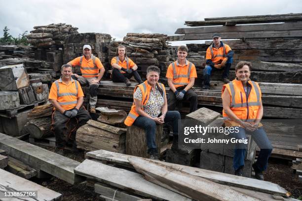 outdoor portrait of reclaimed timber entrepreneur and staff - gruppenfoto arbeit stock-fotos und bilder
