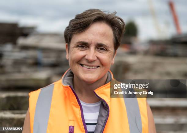 lumberyard portrait of reclaimed timber business owner - pile ou face stock-fotos und bilder