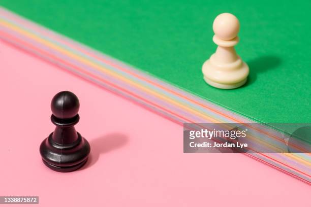 white pawn and black pawn - ポーン ストックフォトと画像