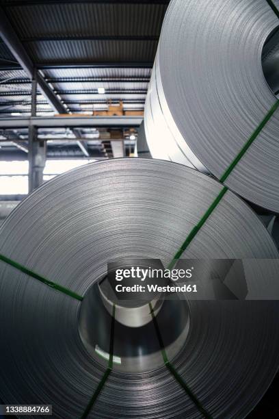 metal sheet rolls at steel mill - blech stock-fotos und bilder