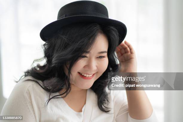 portrait of a fat woman wearing a hat - fat asian woman 個照片及圖片檔