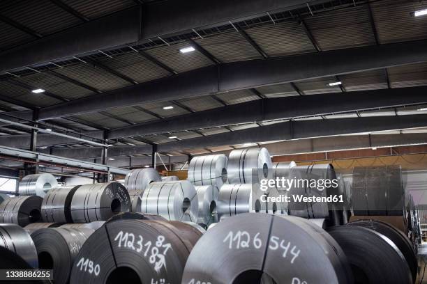 manufactured metal sheet rolls in warehouse - metallindustrie stock-fotos und bilder