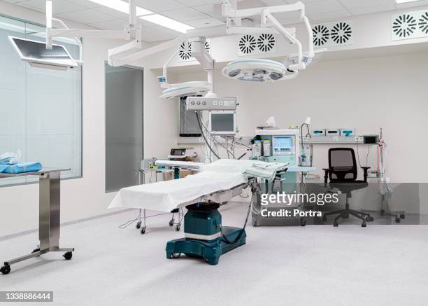 interno della sala operatoria in ospedale - operating room foto e immagini stock