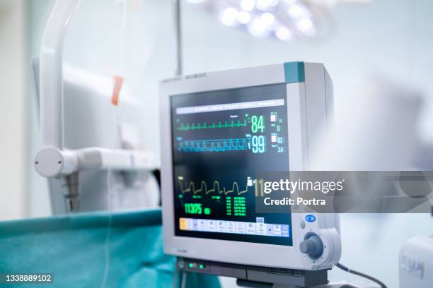 monitoring equipment in operating room - pulse trace stockfoto's en -beelden