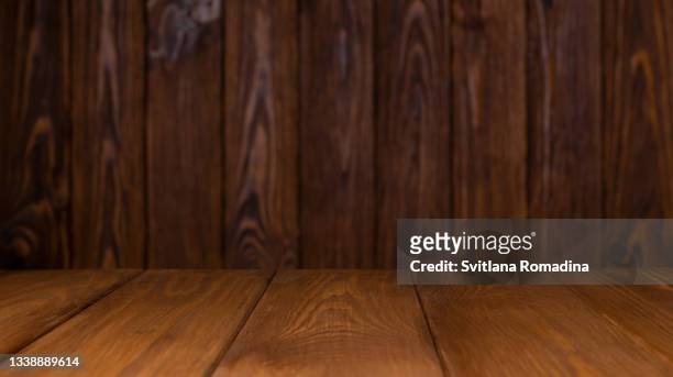 dark wooden background with copyspace - wooden surface stock-fotos und bilder