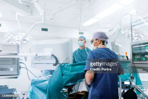 medical team performing gastric bypass surgery - chirurgie stockfoto's en -beelden