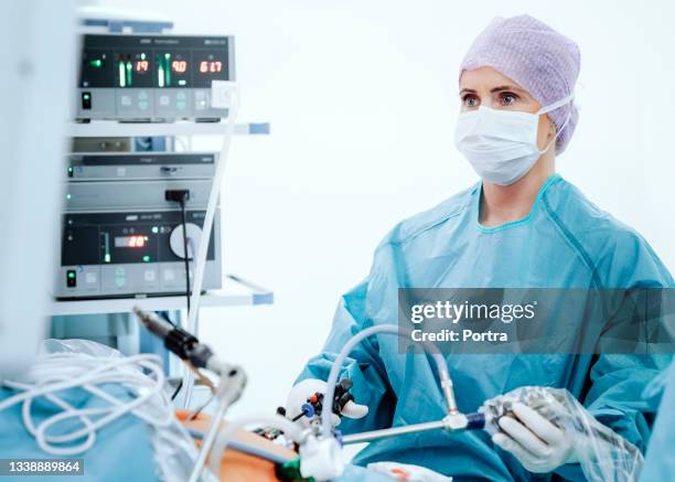female surgeon performing bariatric surgery - gastric bypass stock pictures, royalty-free photos & images