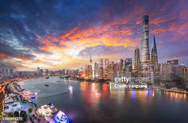 modern shanghai skyline - bund uferpromenade stock-fotos und bilder