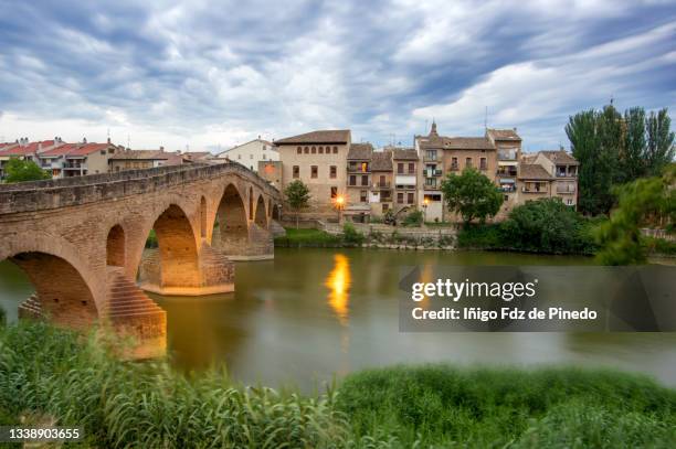 romanesque bridge at puente la reina - gares, navarre, spain. - navarra stock pictures, royalty-free photos & images