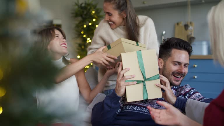 https://media.gettyimages.com/id/1338906480/video/video-of-friends-exchanging-gifts-on-christmas-shot-with-red-helium-camera-in-8k.jpg?b=1&s=640x640&k=20&c=zG5a1pF4Sg3Ywv6Kl2ne8E6TYV-gwFI-jvMS_BU9Hlc=