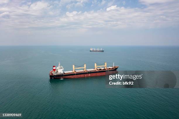 cargo en mer. - être ancré photos et images de collection